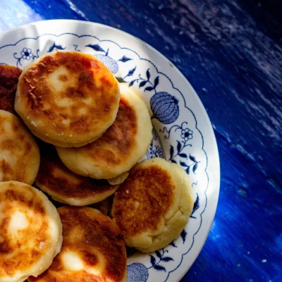 Tortitas calientes servidas en plato
