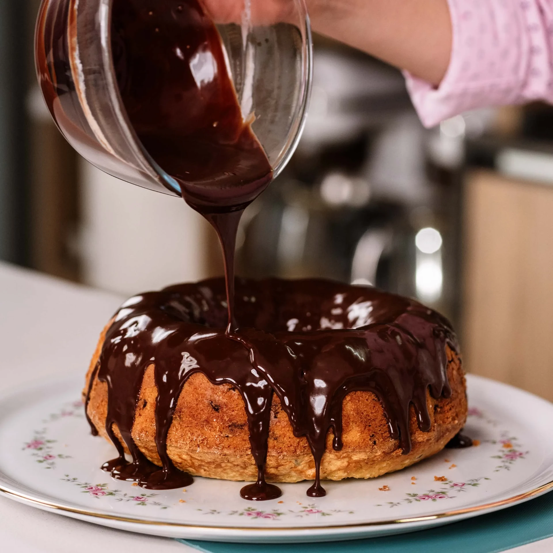 Bizcocho horneado con cobertura de chocolate servido en plato blanco