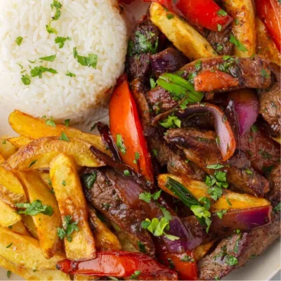 Lomo saltado con papas fritas y arroz
